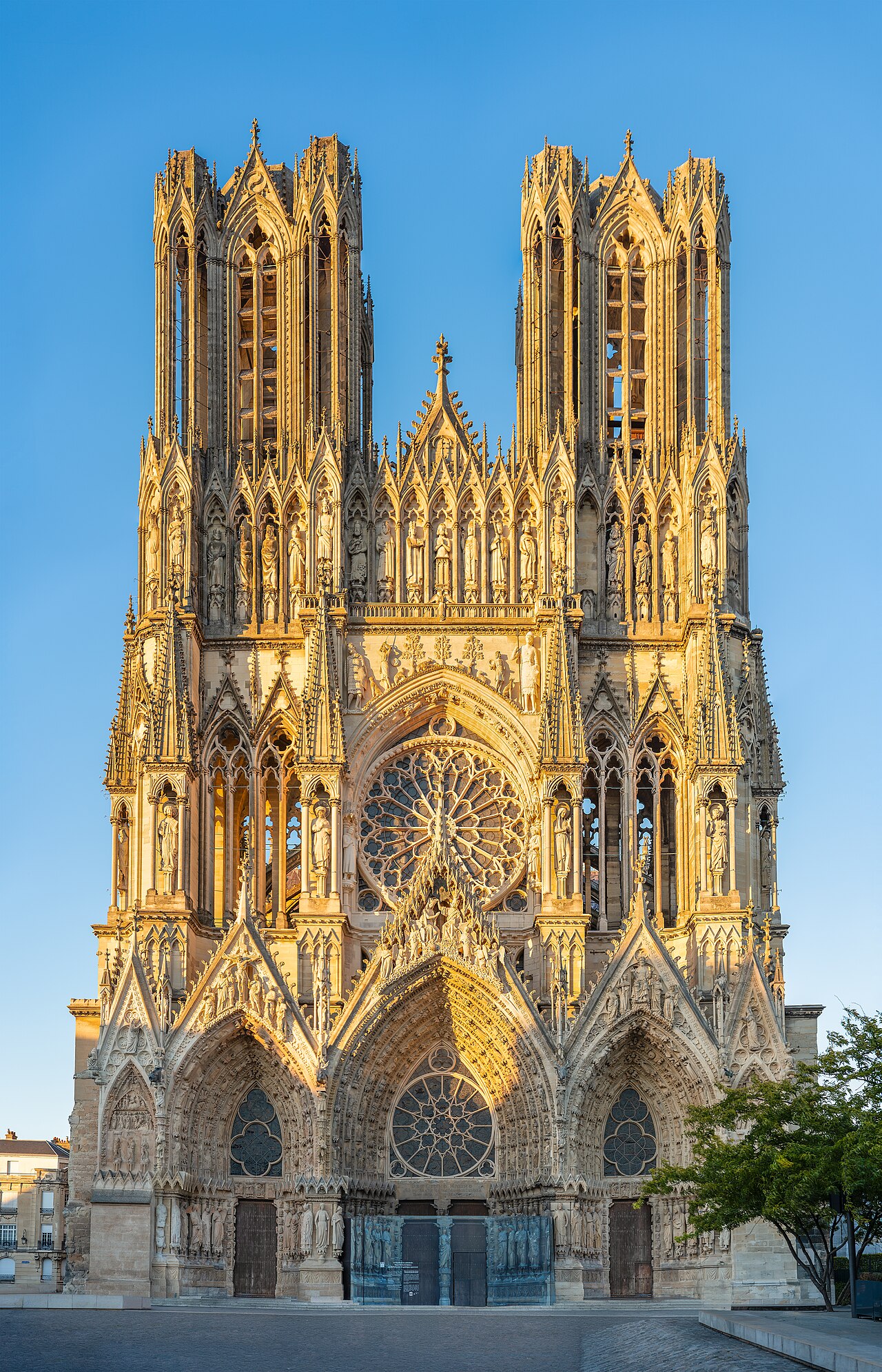 Façade occidentale de la cathédrale Notre-Dame de Reims, étape incontournable d'un circuit en Champagne en autocar privé pour groupes