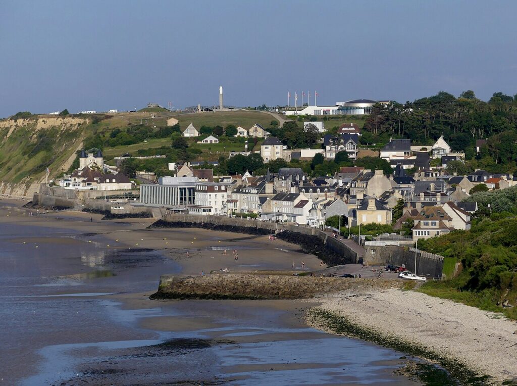 Cote des plages du debarquement de Normandie a Arromanches-les-Bains, vestiges du port artificiel