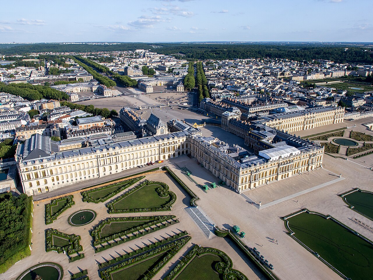 Vue aérienne du château de Versailles et de ses jardins, étape d'une excursion en autocar privé pour groupes