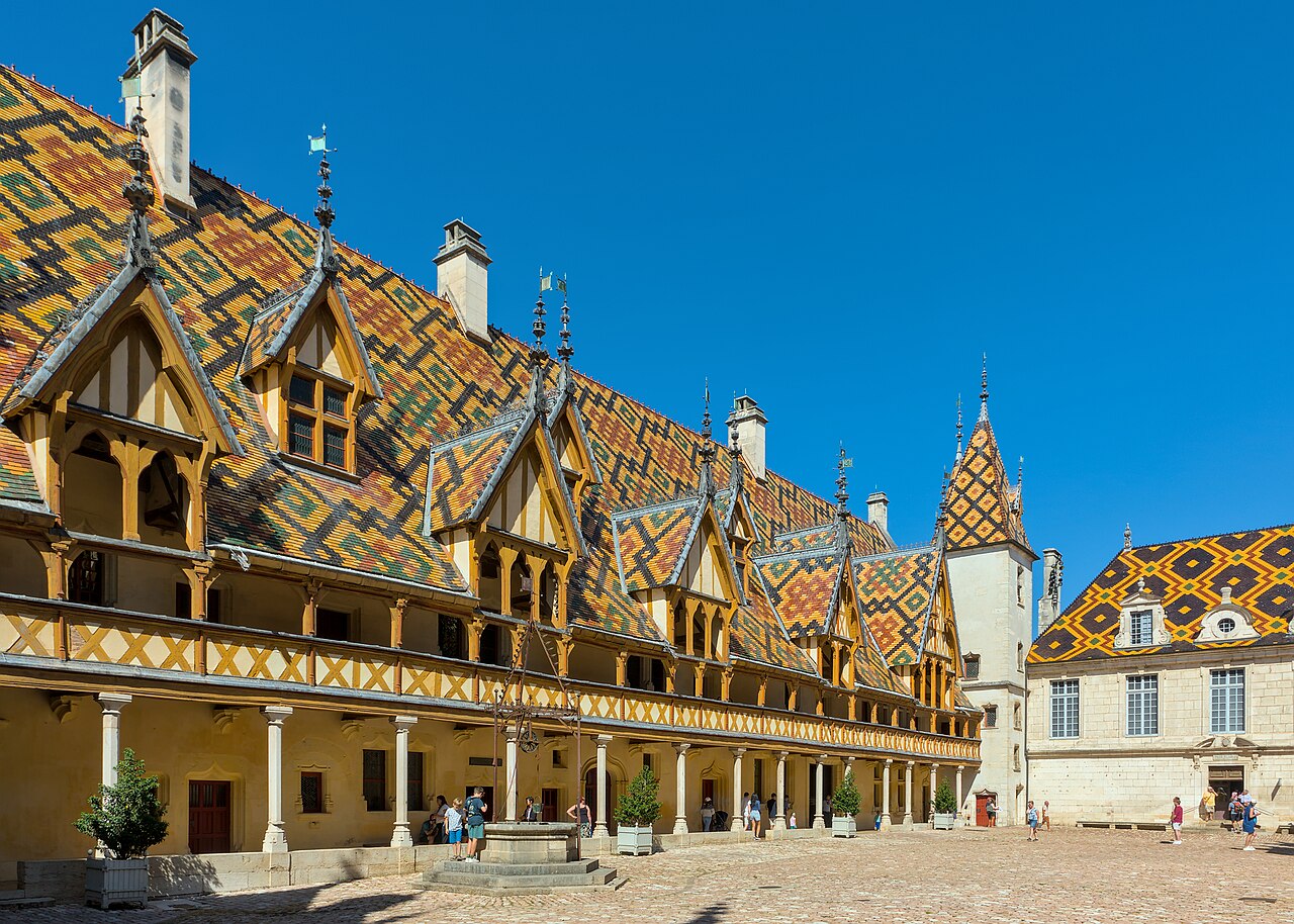 Cour intérieure des Hospices de Beaune en Bourgogne, étape incontournable d'une excursion de groupe en autocar privé