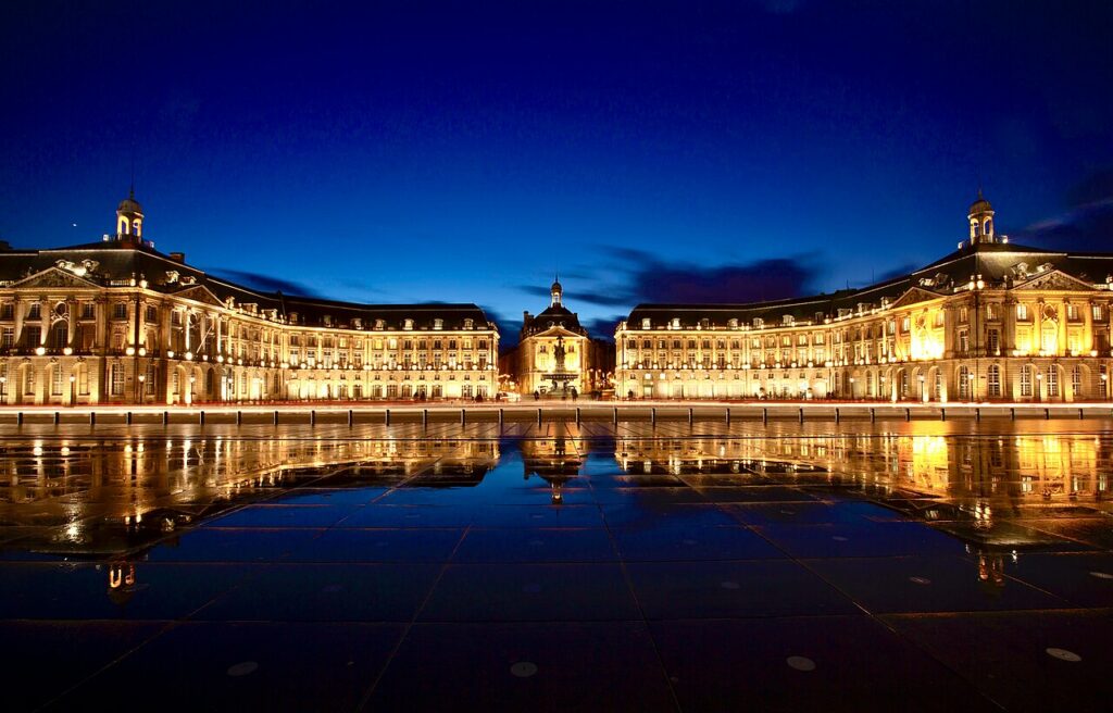 Place de la Bourse a Bordeaux illuminée la nuit, étape des circuits de groupes en autocar privé