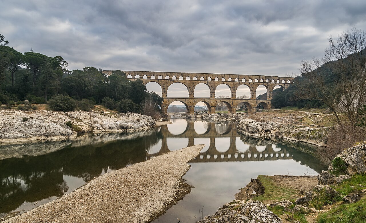 El Pont du Gard, un acueducto romano en la Provenza, es una parada en una excursión en grupo en autobús con conductor.