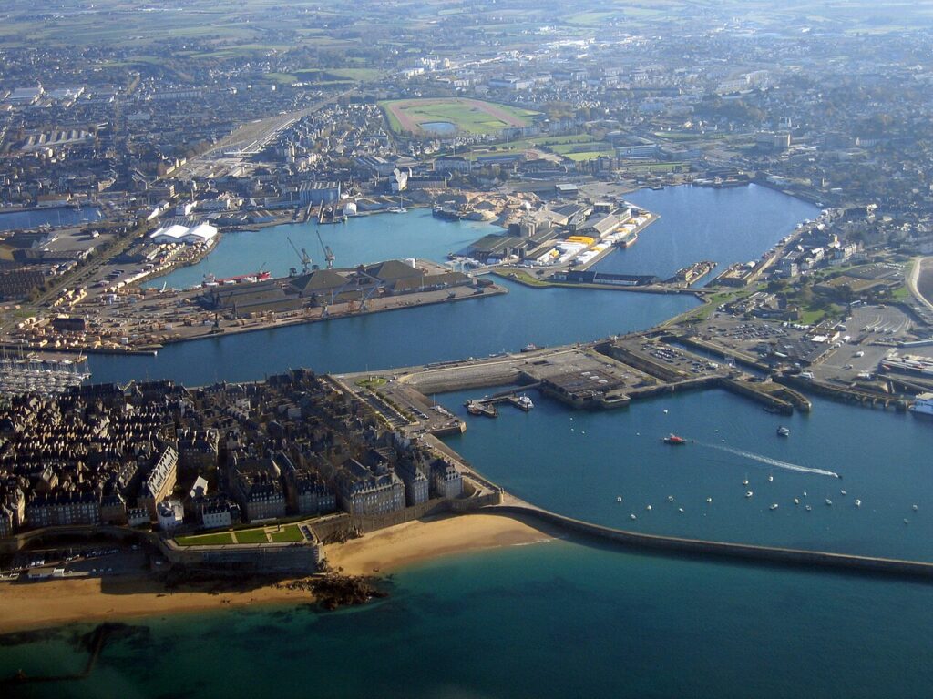 Les remparts et la cite intra-muros de Saint-Malo, etape phare d'un circuit de groupe en Bretagne