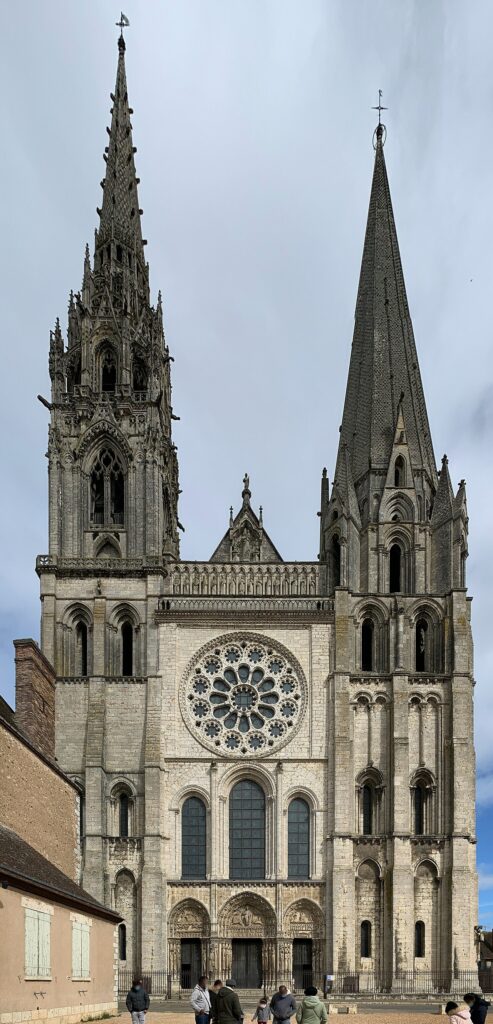 Fachada de la catedral de Notre-Dame en Chartres, excursión en autobús desde París para grupos.