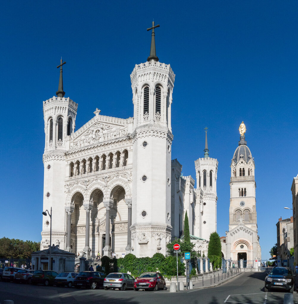 La basilique Notre-Dame de Fourviere dominant Lyon, etape des circuits de groupes en autocar prive