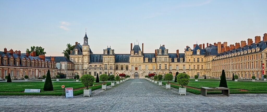 Façade du château de Fontainebleau, étape d'une excursion en autocar pour groupes depuis Paris