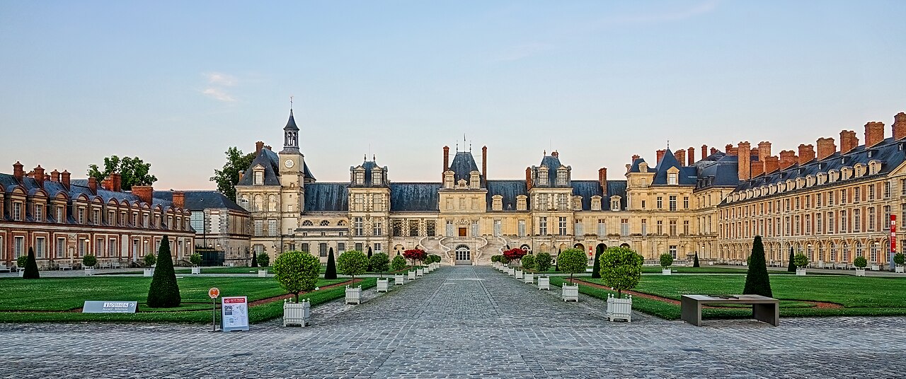 Fachada del Castillo de Fontainebleau, una parada en una excursión en autobús desde París.