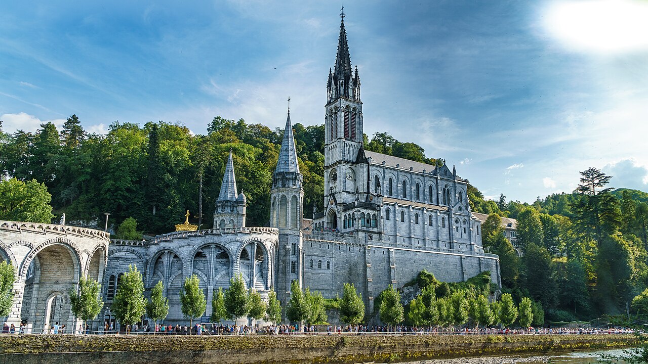 Basílica de la Inmaculada Concepción y gruta del Santuario de Lourdes, destino de peregrinación en autobús para grupos.